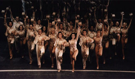 Una foto di scena da "A Chorus Line"